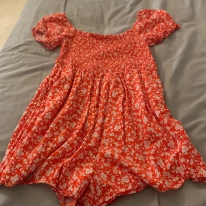 Blommig dress - Jätte söt blommig dress. Köpt på newyorker.