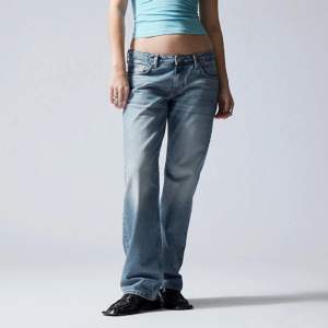 Jättesnygga jeans från weekday i modellen arrow💕 säljer pga att de tyvärr är försmå💗 bra skick inga defekter 💕 nypris 590