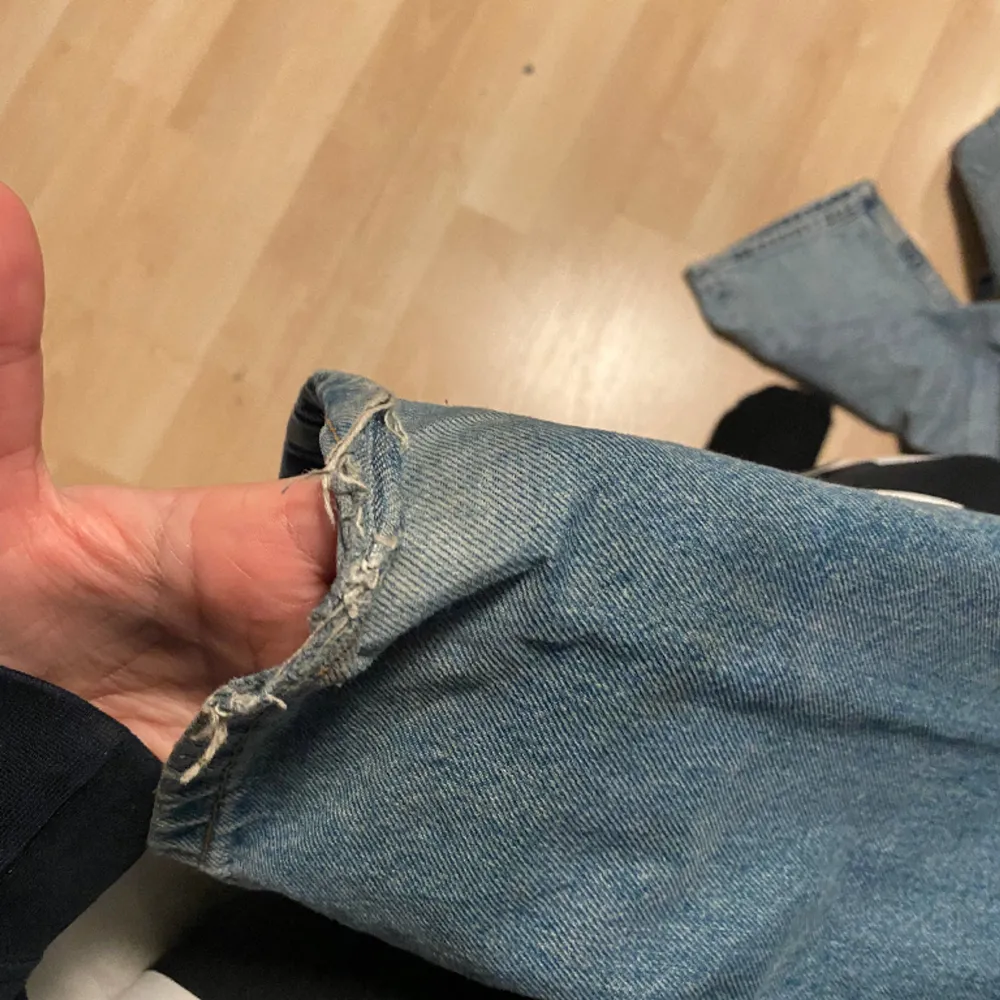 Säljer dessa populära jeansen för dem blivit för stora för mig. Använda mycket men i bra skick. Tyvärr lite för långa så dem har gått sönder lite längst ner vid benet då dem släpat i marken . Jeans & Byxor.