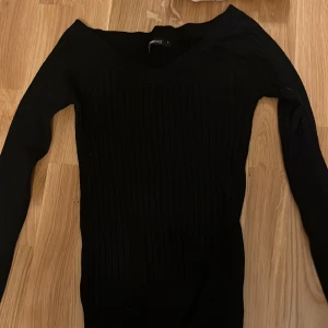 V-ringad tröja - svart v-ringad tröja från gina