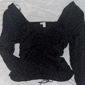 Svart och röd topp - Söt svart topp med hjärt detaljer, storlek M. I bra och ny skick!  Kan fraktas. 