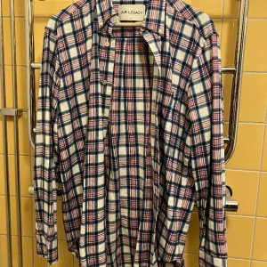 Our Legacy flanellskjorta Stl. 48 - Riktigt skön flanellskjorta. Hyffsat stor i storleken. Sparsamt använd och därför i toppenskick. Kan diskutera mångdrabatt.