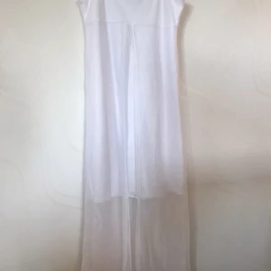 Vit klänning  - Fin vit sommarklänning i storleken 140. Hade passat bra till sommaren eller när det blir lite varmare. Den har en lite kortare innerklänning och en längre genomskinlig ytterklänning. Är i väldigt fint skick.