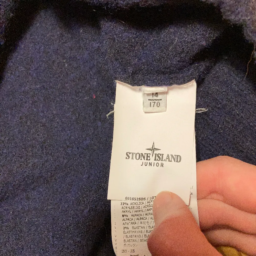 Säljer min stone island tröja pga att den var för liten för mig. andvänd ett fåtal gånger men i väldigt bra skick. Pris kan diskuteras. För fler bilder skriv till mig. Hoodies.