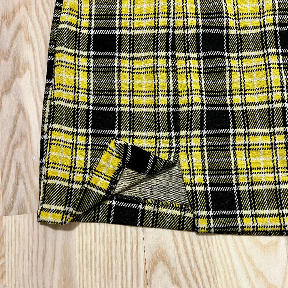 Kort kjol i gulsvart-rutigt mönster från HM Divided i storlek M. Använd enstaka gång. 54 % polyester, 36 % viskos, 8 % polyamid, 2 % elastan. . Kjolar.