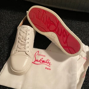 Christian Louboutin  - Ett par vita Christian Louboutins utan spikar! Väldigt bra skick i storlek 42 men passar också 41. Den ända defekten är en repa på skon där framme annars är de super fräscha🔥🔥OBS boxen ingår ej. Byten med Lanvins är 👍 