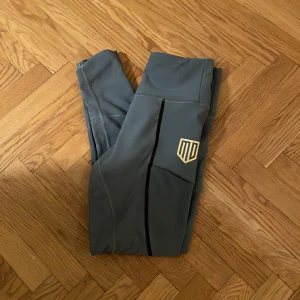 Maya Delorez ridbyxor  - Byxorna är slitna i greppet vid knäna (och liteeee vid rumpan) . Men annars i fint skick😊 Skriv till mig för fler bilder!! Pris kan diskuteras :)