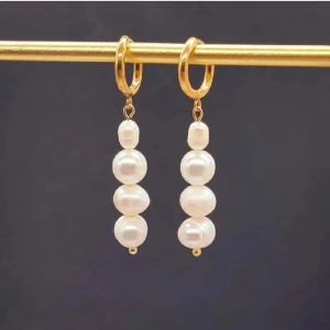 Handgjorda örhängen  - Handgjorda örhängen ● 💎Material- 100% rostfritt stål och pärlor ●Längd -4,5cm 🎨Vattentåliga, ändrar inte färgen! Köp för 100kr/st eller 160kr/paret