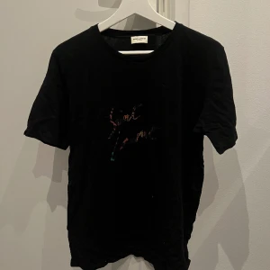 Saint Laurent t-shirt  - Använd fåtal gånger. Köpt på minto 
