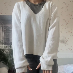 Helmut Lang tröja - Jättefin tröja med snygg detalj på muddarna. Inte kommit till användning så fint skick. Köparen står för frakt 🙏