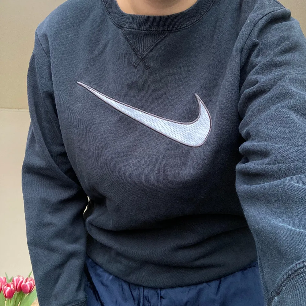 Så fin mörkblå tröja från Nike! Köpt second hand, strl XS-M beroende på hur man vill att den ska sitta. Hoodies.