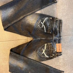 Lågmidjade bootcut jeans - Superfina lågmidjade jeans💞innebrenslängd ca 85cm💞köpta på Plick, lånad bild🫶🏼