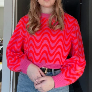 Rosa/orange tröja - Stickad tröja med mönster, starka färger. Passar strl XS.