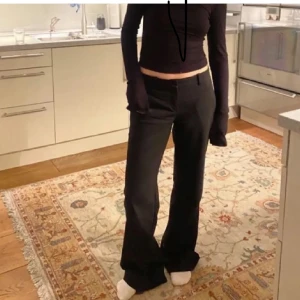 Esprit kostymbyxor - Säljer dessa superfina lågmidjade kostymbyxorna från esprit. Köptes här på plick men har inte kommit till användning💞Skulle säga att de passar 36 och 38💕