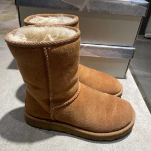 UGG - Köpta förra året, sparsamt använda.  Storlek 36 och köpta för 1899kr💓