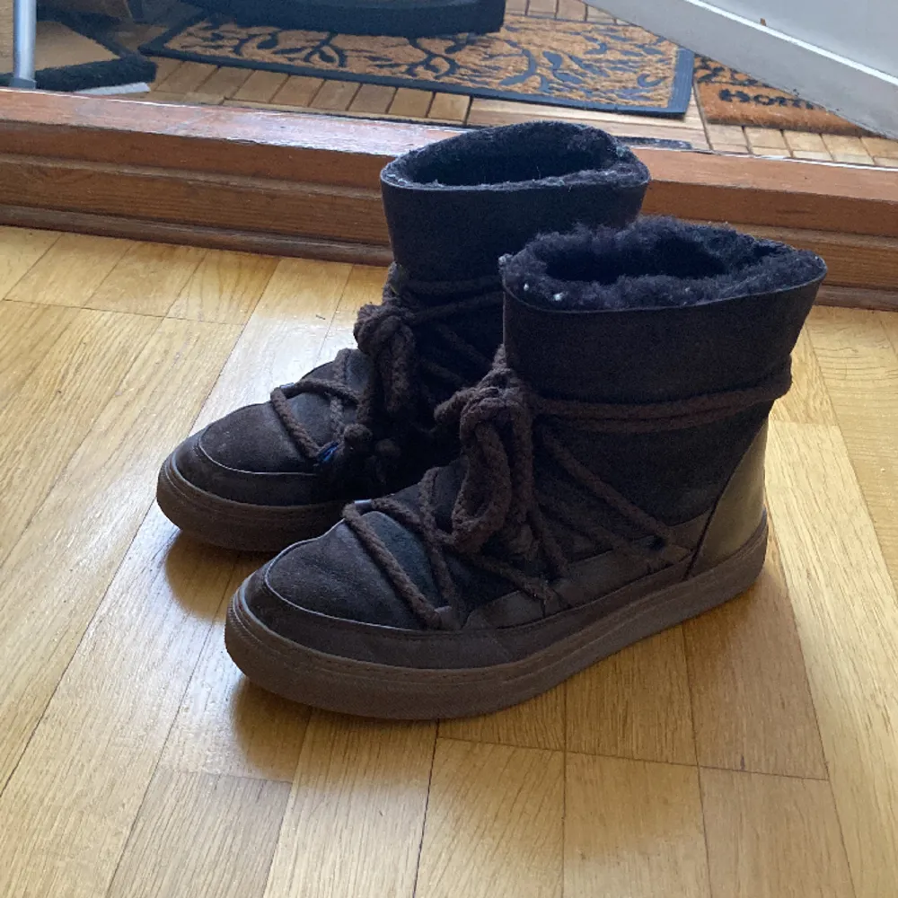 Säljer dessa inuikii skor som tyvärr är för små för mig. Endast använda ett fåtal gånger ❣️. Skor.