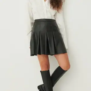 Jättefin kjol i skinnimitation från NA-KD, säljer då den tyvärr inte kommer till användning. Nypris ca 400kr. OBS! Kjolen är inte exakt den som på bilden, men väldigt lik, skriv privat för egna bilder💕💕