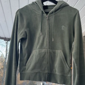 Juicy couture tröja - Grön Juicy Couture tröja 💚 orginal pris: 1200kr Den är i fint skick, då den inte använts så mycket.  