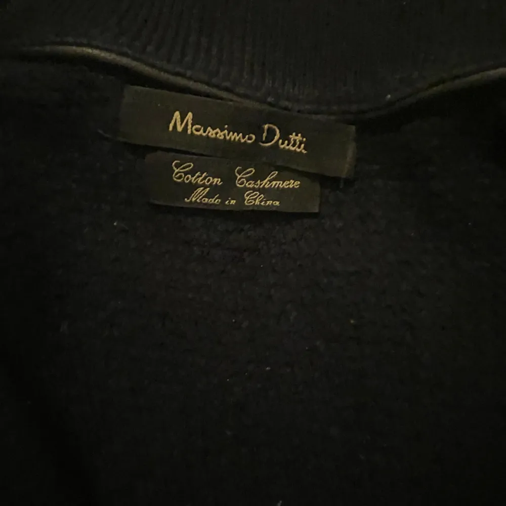 Säljer denna halvzip ifrån Massimo Dutti i en cashmere och ull blandning, eftersom den inte används. Det står XL i tröjan, men det är i barnstorlek så passar som en S. Tröjor & Koftor.