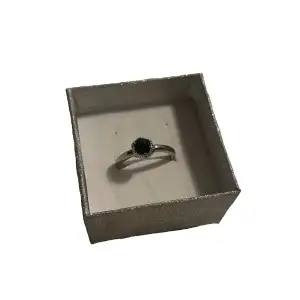 Säljer denna vackra ring pga att jag inte använder. Den är helt oanvänd och det är bara att skriva ifall du vill se fler bilder ❤️