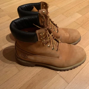 Timberland Skor  - Sjukt snygga och stiliga kängor från Timberland. Perfekt till vintern.  Näst intill nya nästan inga tecken på användning. Kvalitets skor av äkta läder som håller fötterna torra och varma.  Säljer då de är för små.  Nypris: 2200 kr  GALET BRA PRIS