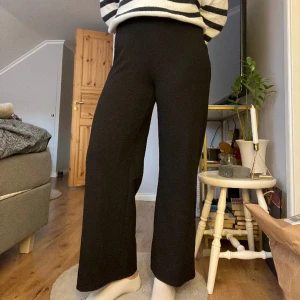 Svarta byxor - Ett par svarta kostym/yoga byxor? Dem är iaf väldigt stretchiga men har blivit för korta i längden för mig!😄 Använda men inga synliga tecken på det, kan mötas upp i Uppsala!