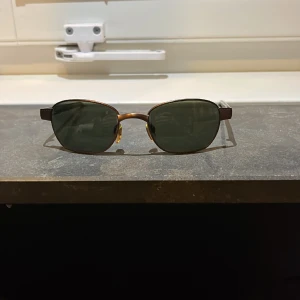 Peak performance sol glasögon - Ett par sparsamt använda sol glasögon i ett rätt bra skick perfekt om du vill ha ett par billiga men snygga sol glasögon till våren/sommaren. Priset är ej hugget i sten det går att diskutera vid snabb affär