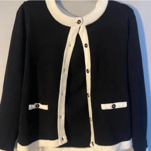 Kofta med vita detaljer - Säljer denna superfina koftan❤️fint skick🙌🏽🙌🏽 storlek L men passar mer som S/M❤️‍🔥