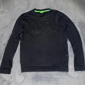 Hugo Boss Sweatshirt - Säljer svart Hugo Boss sweatshirt i storlek M, bra skick