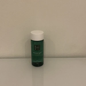 Shower gel  - Den är ifrån ritual och är inte använd och shower gelén innehåller 30ml i sig 