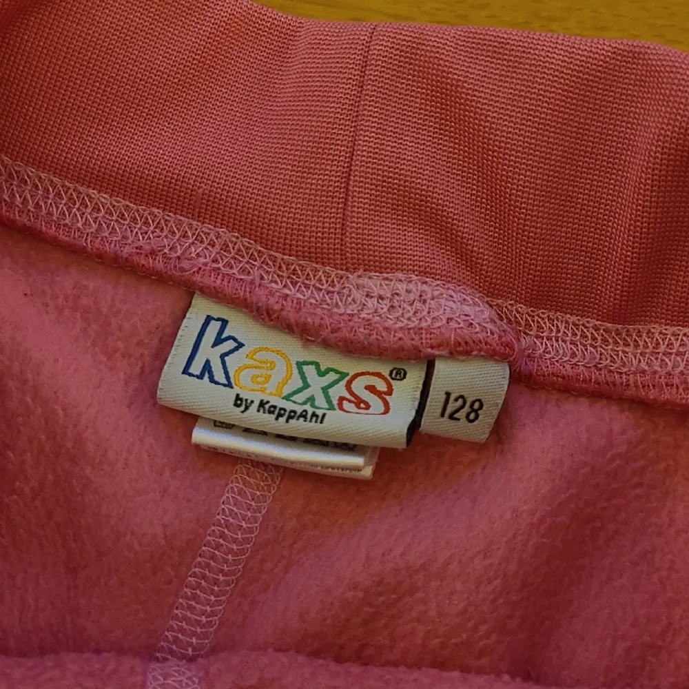 Supersköna mjukisbyxor från KAXS (kappahl) i storlek 128. Köparen står för frakten 🫶. Jeans & Byxor.