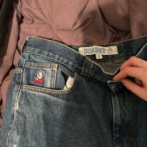 Big Boys - Ett par blåa big boys i storlek S! Slitna längst ned men utöver det i bra skick, gammal logga dessutom! 