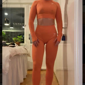 Gymshark vital seamless topp + tights - Super fint träningsset från gymshark i storleken xs. Säljer båda delarna ihop. Säljer pågrund av överflöd av träningskläder. Knappt använt.