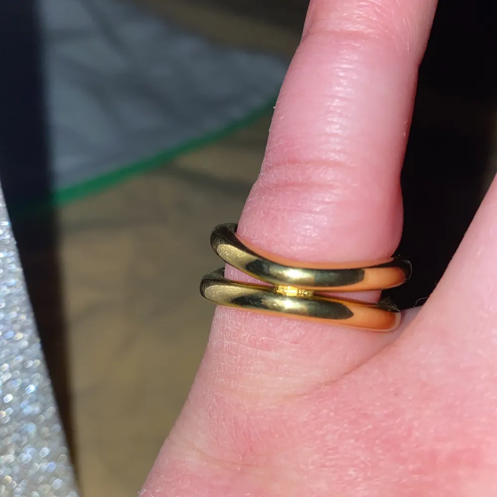 Äkta guldring från ur och Penn. Vanlig storlek. Säljes då jag har för stora fingrar. Muu.
