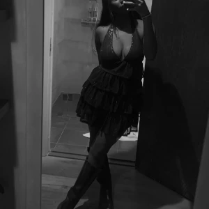 Glittrig klänning  - Säljer nu denna svarta glittriga klänningen som är använd endast 1 gång då den inte kommer komma till användning något mer 