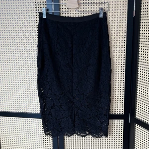 Knälång kjol i spets Nakd - Underkjol som slutar lite ovanför spetsen  Fint använt skick  Storlek 36