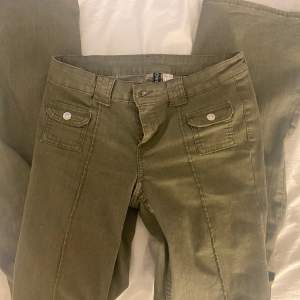 INTRESSEKOLL! Populära gröna jeans från hm, i storlek 36 men passar 34💓buda 400 och uppåt eftersom jag inte vet om jag vill sälja💓