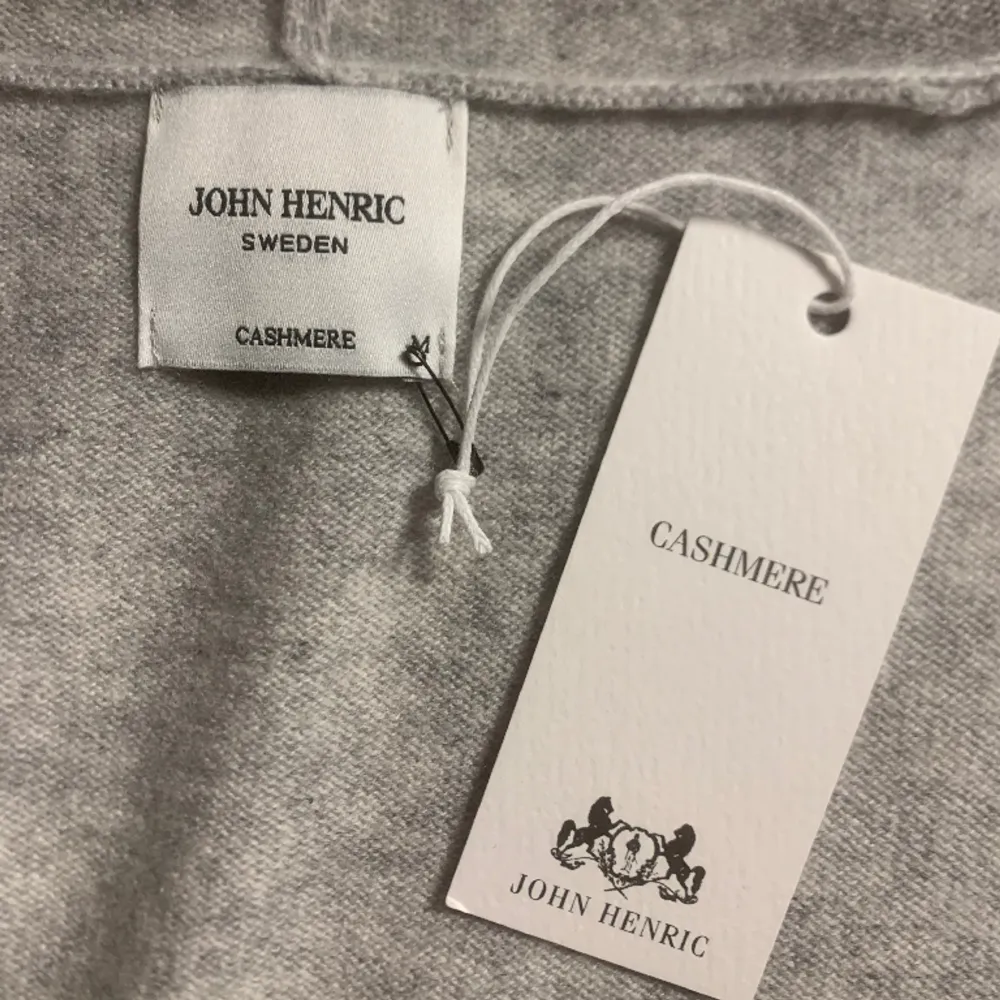 Ljusgrå hoodie, Cashmere 100% |John Henric | skick 9,5/10 | storlek: Medium | Nypris: 2199:- Mitt pris: KOM MED PRISFÖRSLAG!. Hoodies.
