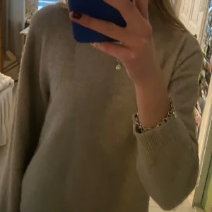 Stickad tröja - Super fin stickad tröja från H&M  Den är mjuk och sitter fint!  I storlek xs💕