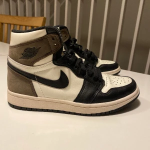 Jordan 1  - Jordan 1 mocka high. Kostar mellan 6000-8000 kr att köpa på resell hemsidor! Använda men i fint skick. Säljer då dom tyvärr är lite små för mig som är en 38. Storlek är 37,5 men sitter mer som 37. Självklart äkta, köpa i USA i resell butik! 