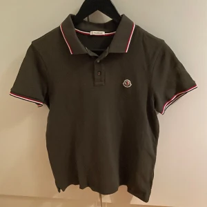 Moncler piké  - Säljer denna väldigt snygga moncler piké! Den är i ett väldigt bra skick! Storlek M Hör gärna av dig om du har frågor!