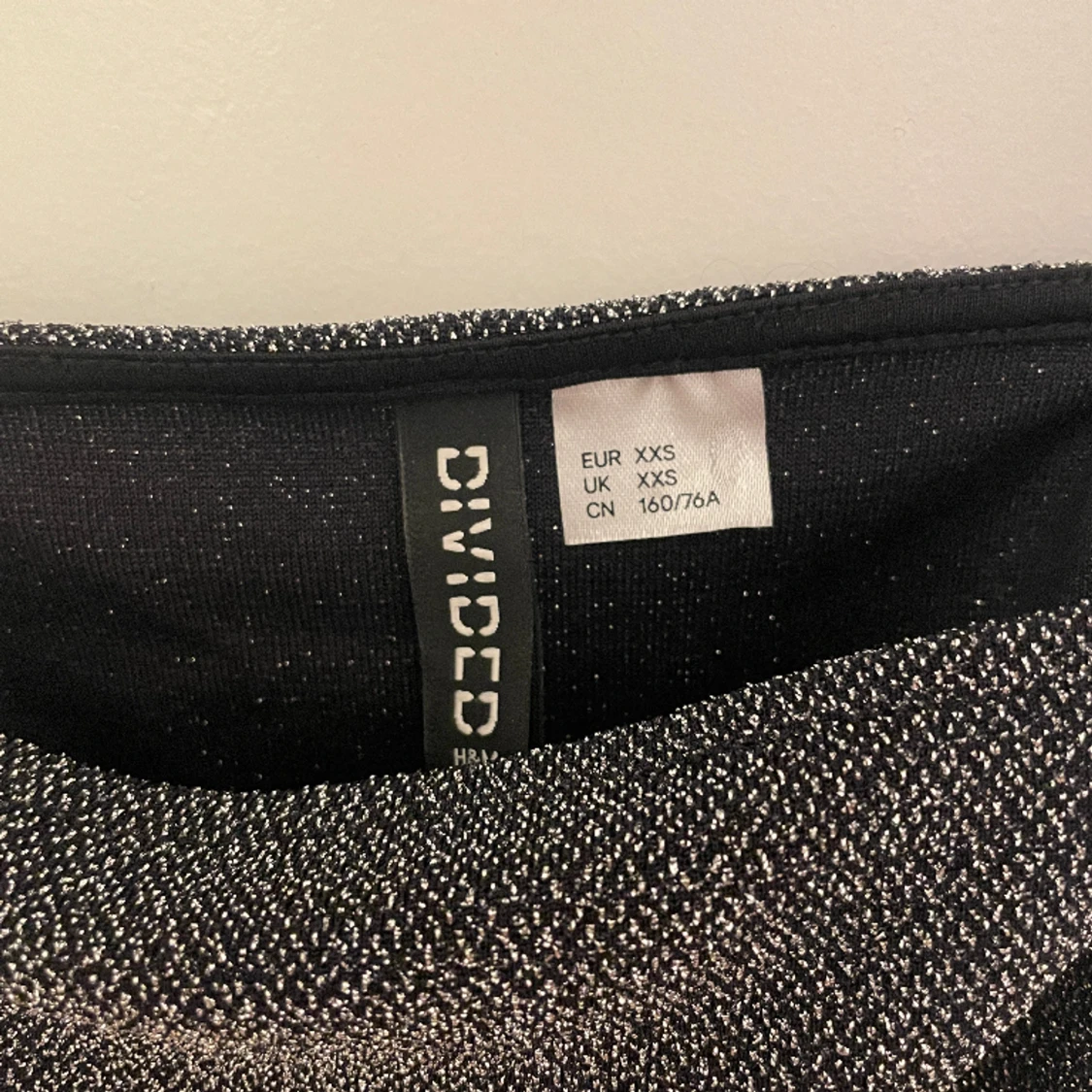 tajt glittrig klänning från hm - 91