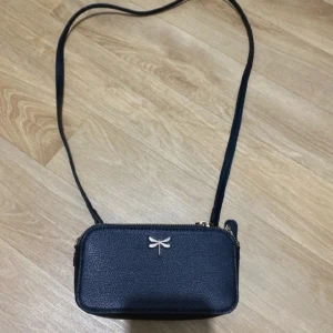 H&M mini axelväska - Helt ny, oanvänd 