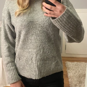 Stickad tröja - ”Ulltröja” från lindex Är i cm-storlek, skulle säga att den är som en xs  Använd men i fint skick