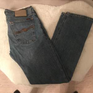 Ett par feta nudie jeans som är fläckfri och skick är 9/10  Storlek är W30 H30 Färg: ljusblå  Nästa nya knappt använda 