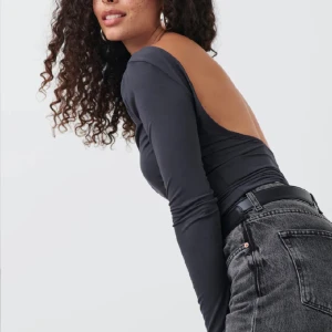 Soft touch backless top - Säljer min fina backless top från gina tricot som aldrig är använd! 🩷 så den är i nyskick men säljer för lite billigare än nypriset🌟🫶 säljer även samma top fast i svart på min profil för lite billigare🩷