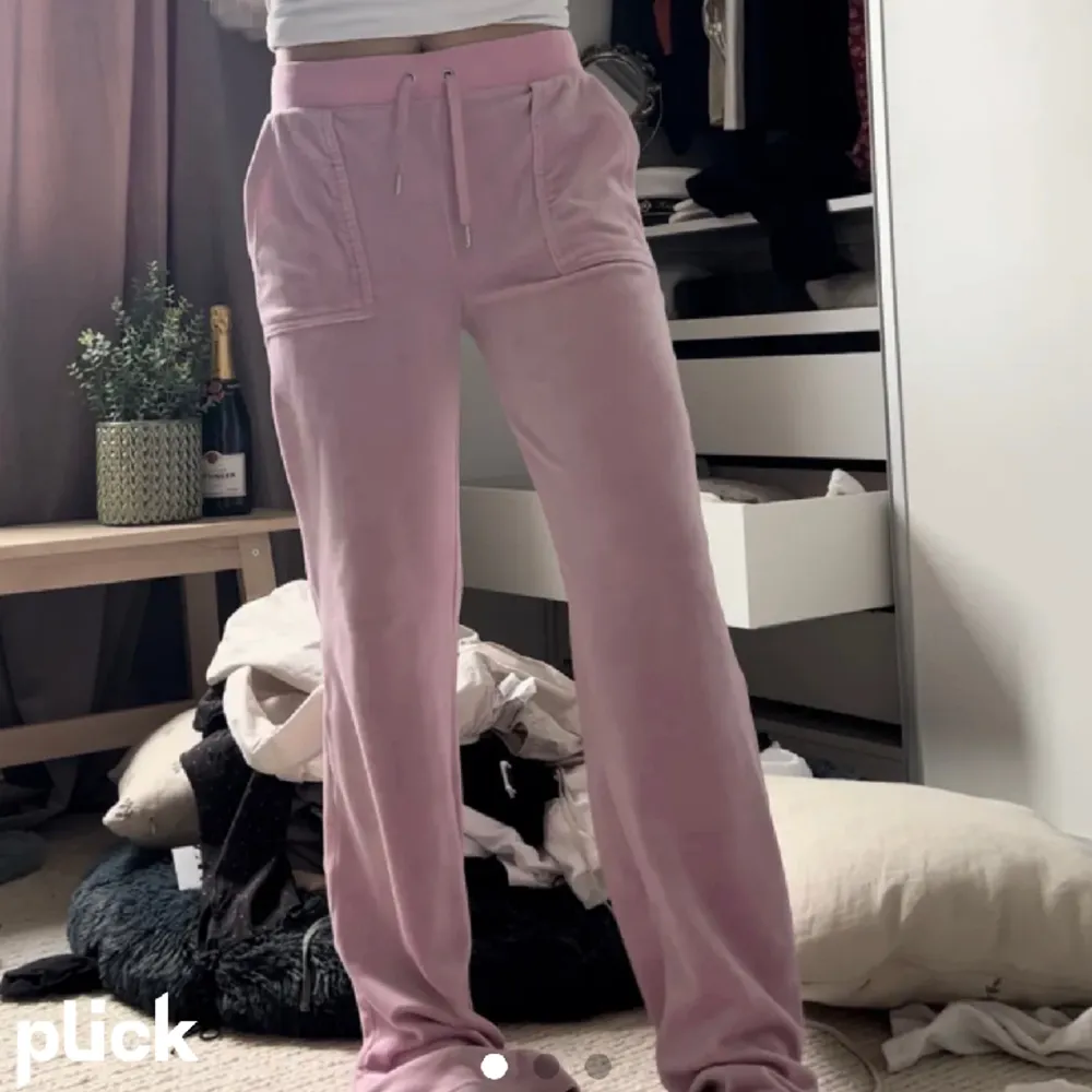 Säljer mina fina Juicy Couture byxor i rosa! Mycket fint skick! Har dock en liten missfärgning längst ner på benen (se bild 3), men är ingen som läggs märke till😊 säljer även i grått . Jeans & Byxor.