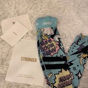 Träningsbyxor stronger  - Nya stronges byxor använda ett fåtal gånger💓säljer pga att dom är för små. Byxorna är i stolek XS. Man får med taggen och förpackning💓 ny pris 699kr 