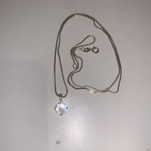 Halsband - Detta är ett hals band som har en guld kedja och är inte använd 