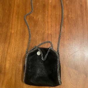 Stella McCartney väska  - Säljer min stella McCartney väska.  Mitt nagellack råkade tyvärr läcka och det sänker ju såklart priset men inget som syns på utsidan💕pris kan diskuteras 